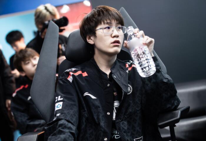 球场周边开 球场周边开