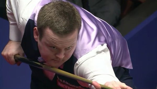 中高举奖杯 中高举奖杯